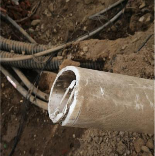 手拿菜刀砍电线，一起火花带闪电