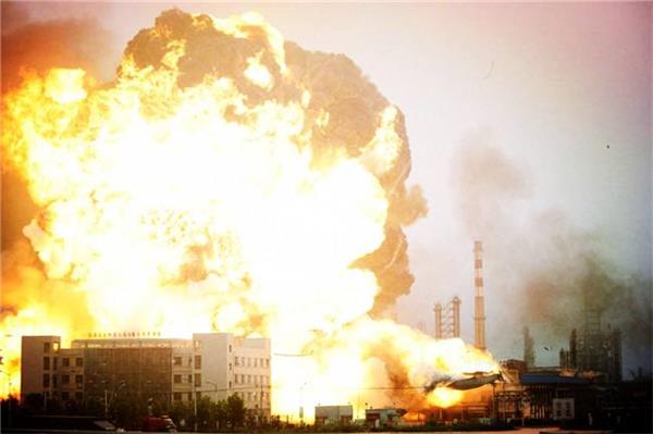 尊龙凯时人生就是搏电缆快讯－包头一小区电缆一再爆炸没人管！